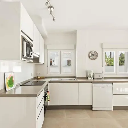 Villa Sleeps 14 With Pool Air Con And Wifi *